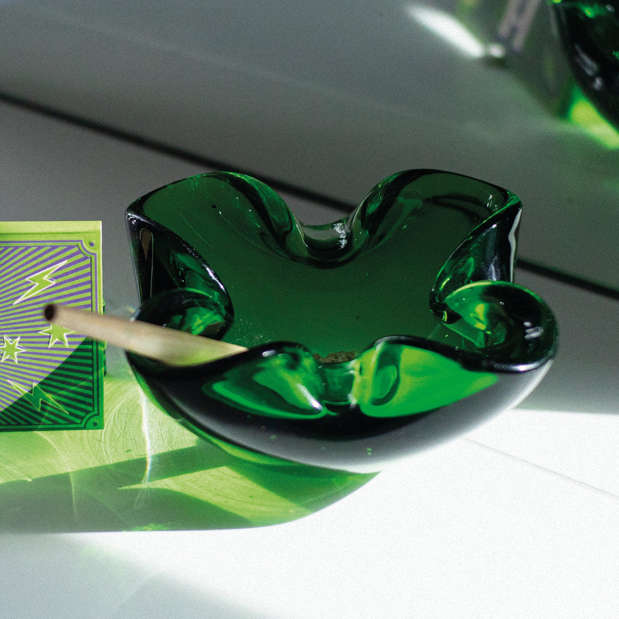 Unser Wavy Green Vintage-Aschenbecher aus ca. den 70er Jahren, verleiht deinem zu Hause einen Hauch von Nostalgie und Raffinesse. Perfekt für dein nächstes Canna Abenteuer mit Style.