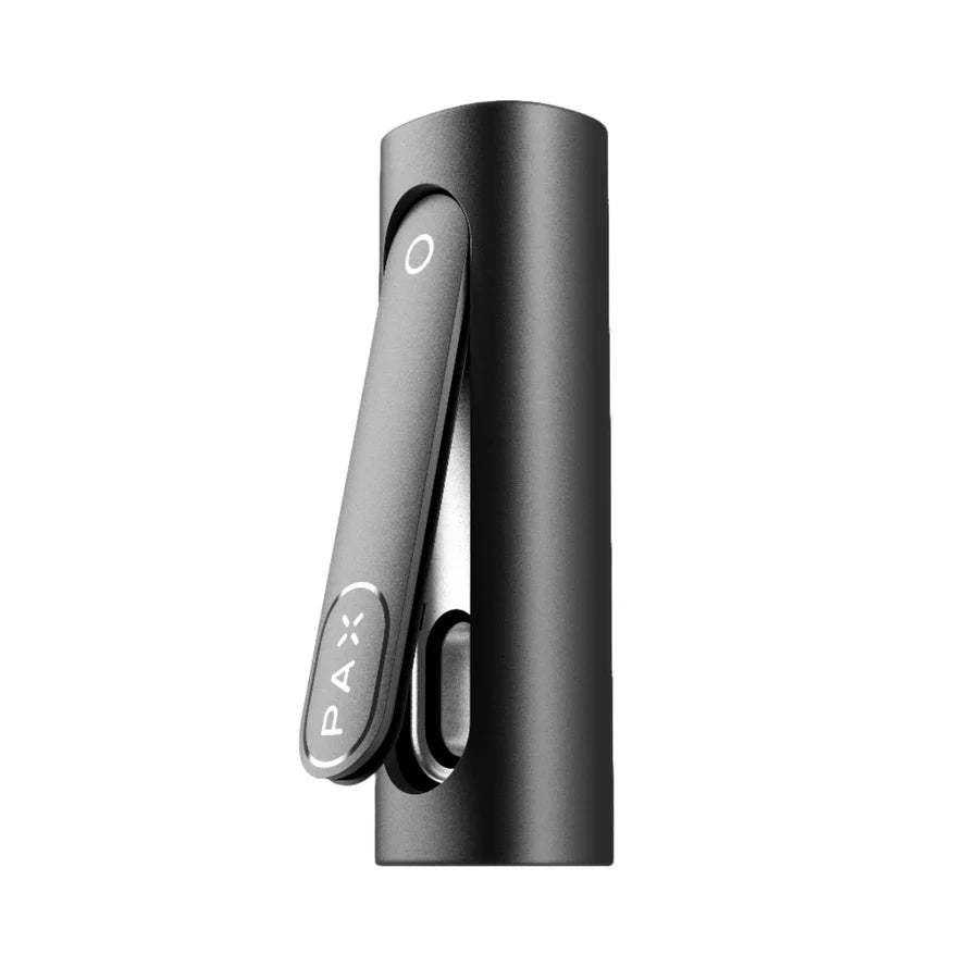 PAX Flow Vaporizer in Onyx schwarz. Schräge Perspektiv, Heizkammer geöffnet und sichtbar.