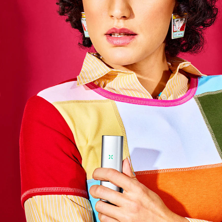 Der PAX Mini Poppy liegt dank seiner kompakten Größe und ergonomischen Form perfekt in der Hand. Mit nur 89 Gramm Gewicht und den Maßen 3,1 × 2,2 × 9,3 cm ist er der ideale Begleiter für unterwegs.